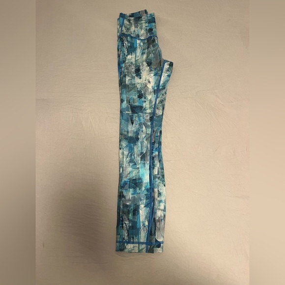 Lululemon High Rise Crop Leggings. Size 2. Blue Green Print. - Picture 4 of 4